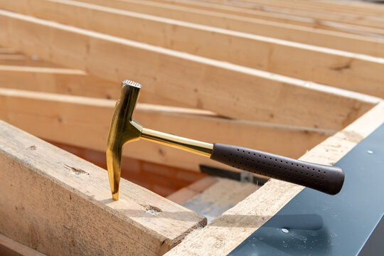 Modernisiertes Wohnhaus mit Arbeiten an Dach, Holz und Metall