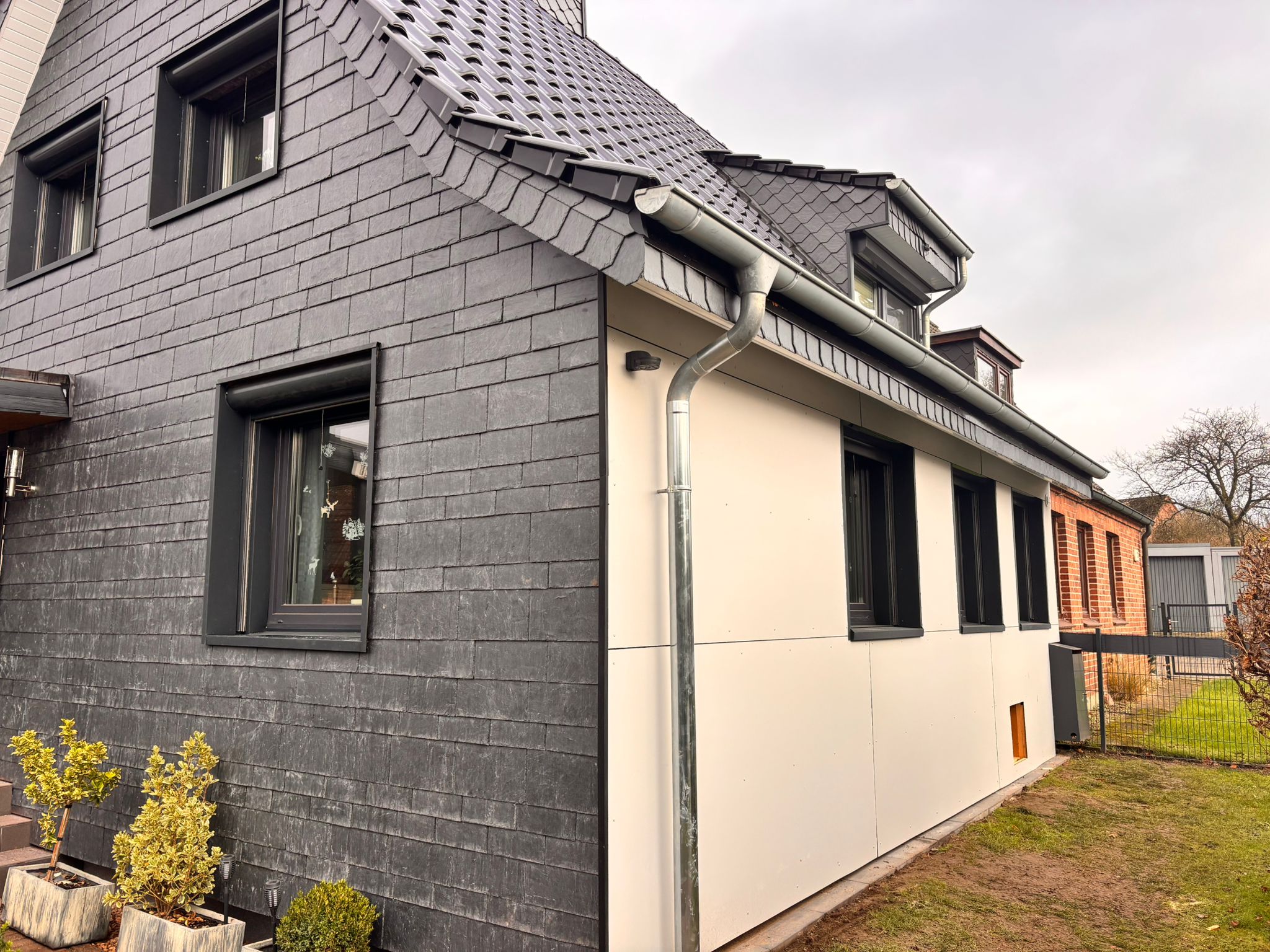 Energetisch saniertes Steildach an einem Wohnhaus
