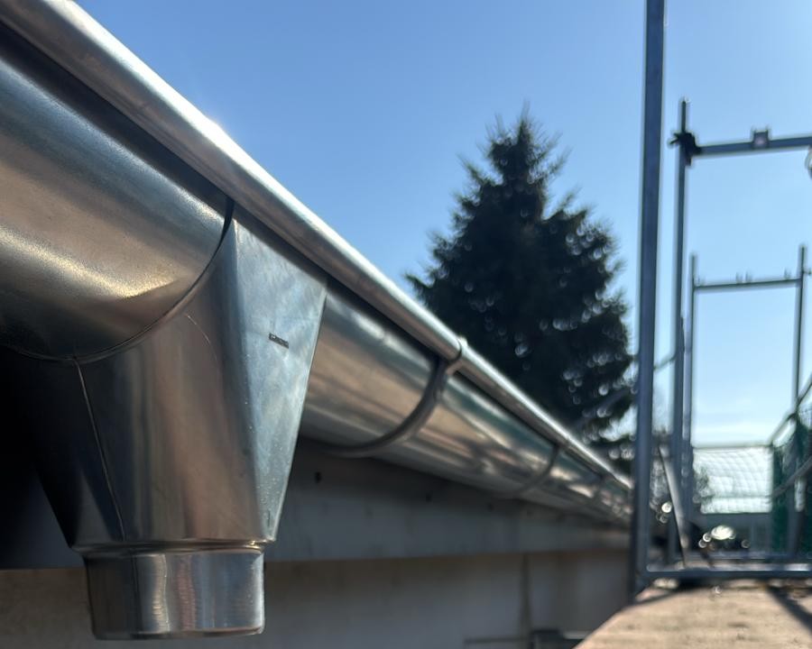 Bauklempner bei einer präzisen Stehfalzarbeit